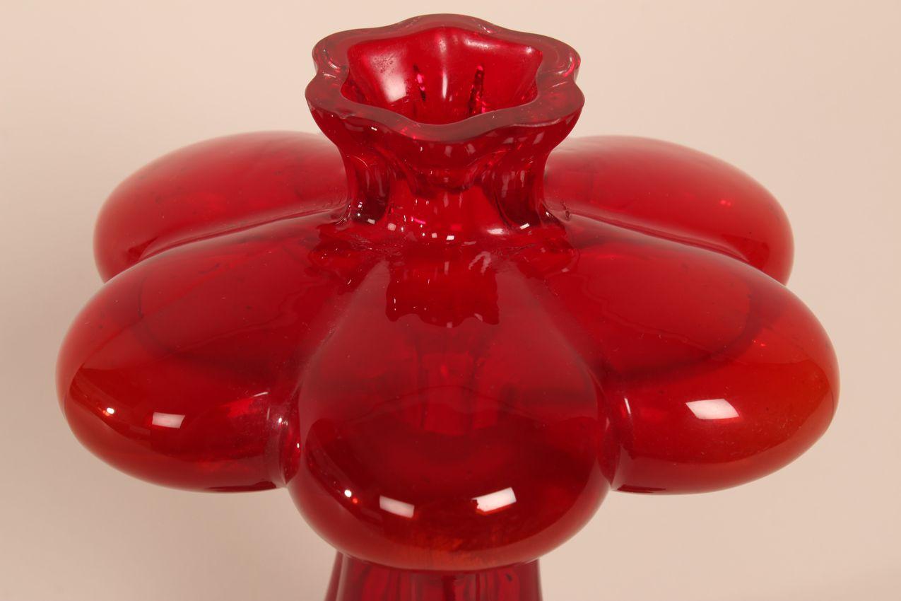 Helena Tynell Riihimäen lasi punainen "Päivänkukka" maljakko / Red Vase - Image 3