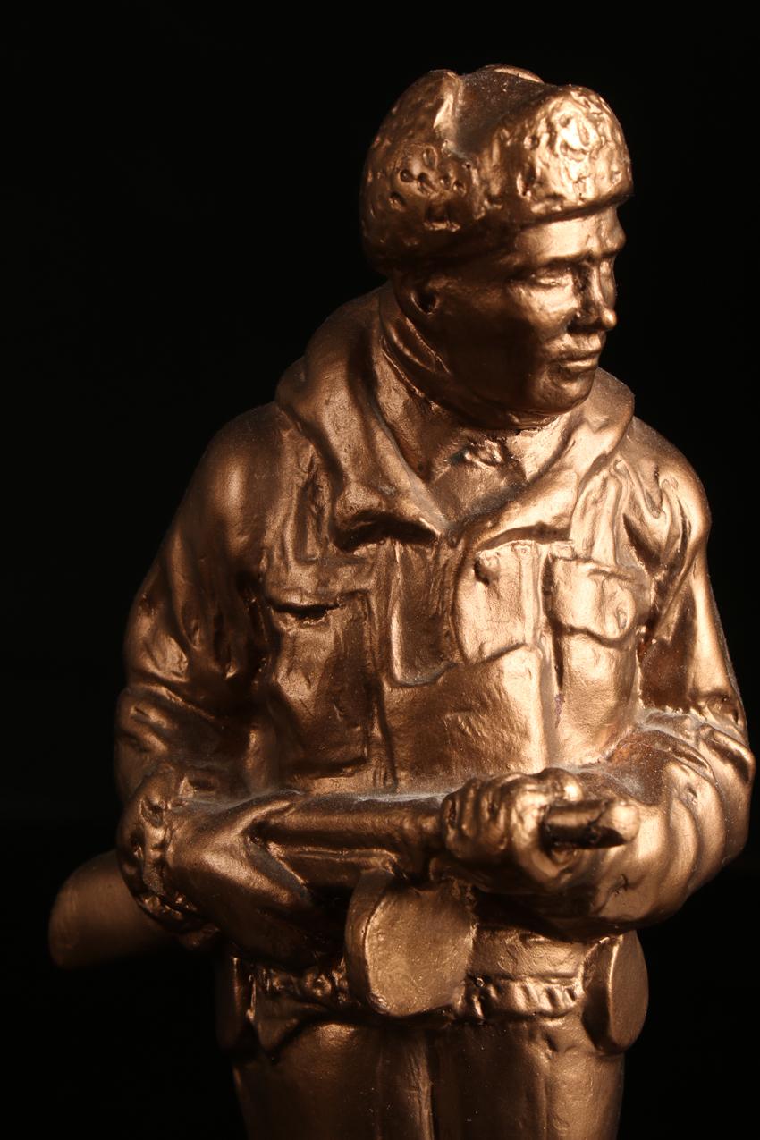 Rajamies kipsipatsas Alpo ja Nina Sailo / Border guard Plaster Statue - Image 4