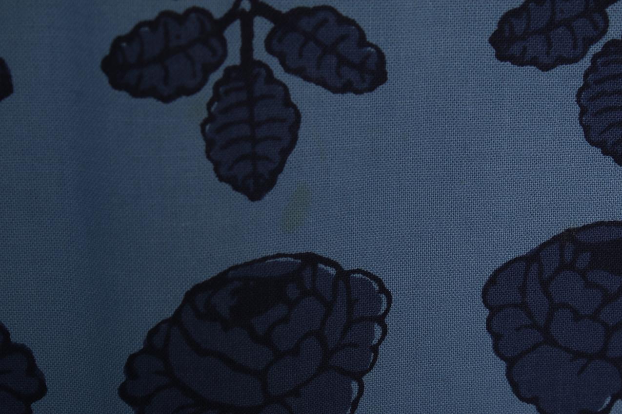 Marimekko sininen Vihkiruusu kangas / Marimekko Blue Vihkiruusu Fabric - Image 6