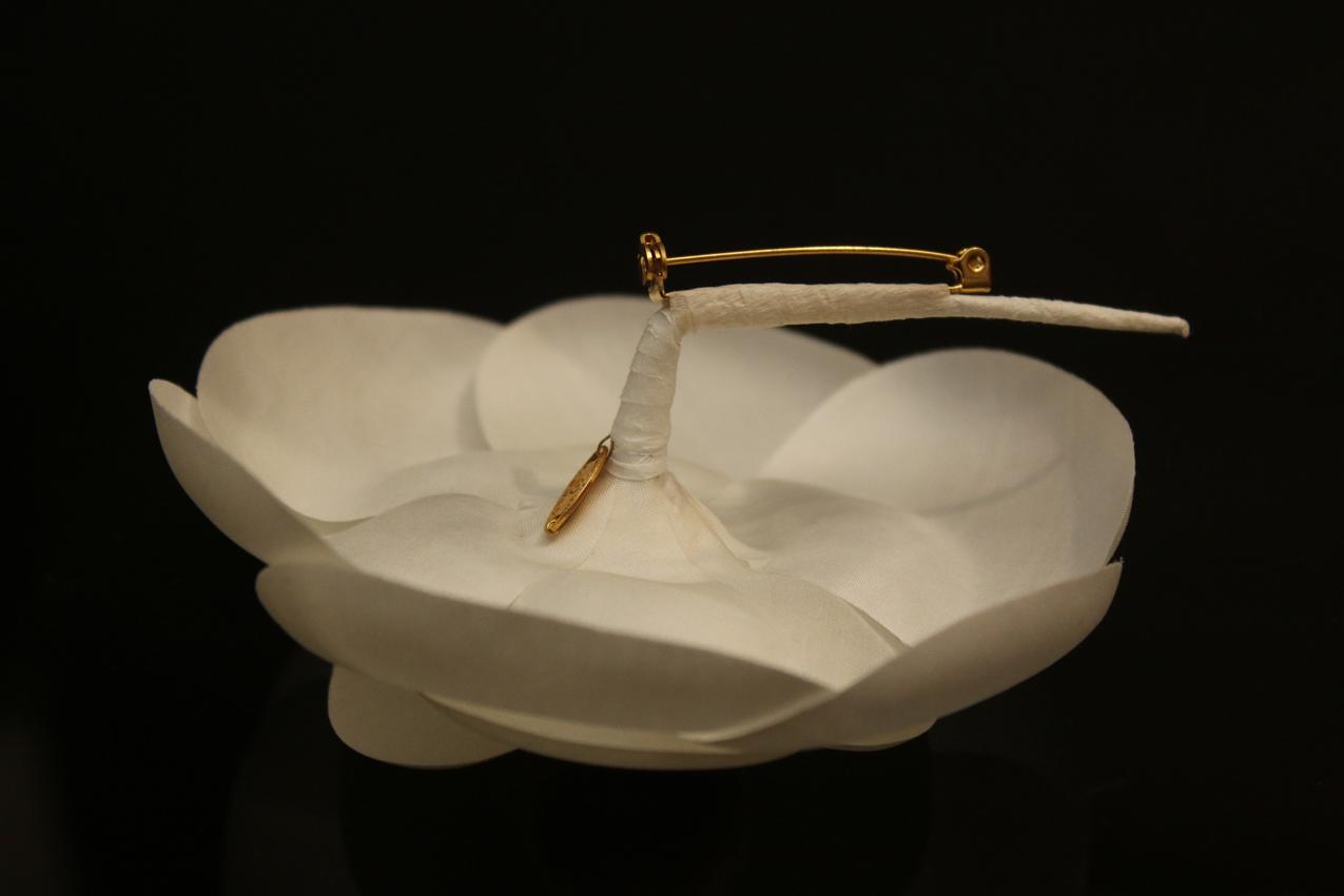 Chanel valkoinen Camelia rintakoru / Chanel White Camellia Brooch - Image 5
