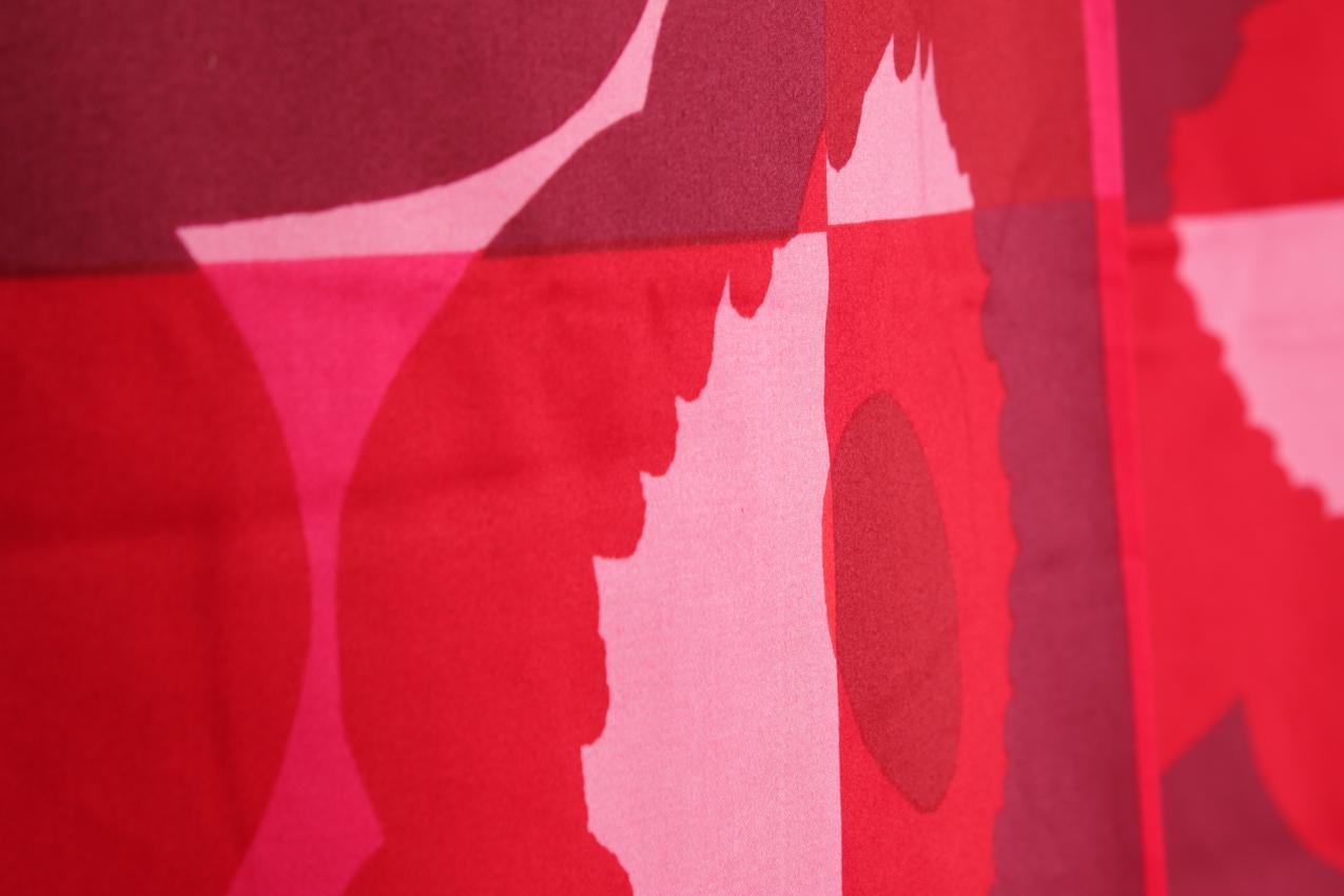 Marimekko Emma Isola punainen “Ruutu-Unikko” puuvillasatiini kangas verho - Image 3