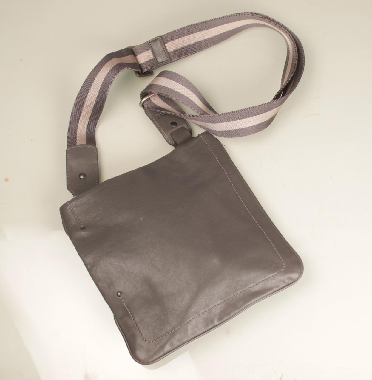 Bally harmaa pieni Tarrant Aych Crossbody laukku - Image 3