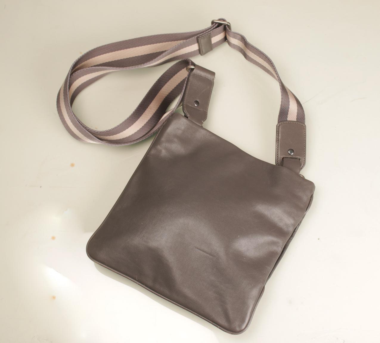 Bally harmaa pieni Tarrant Aych Crossbody laukku