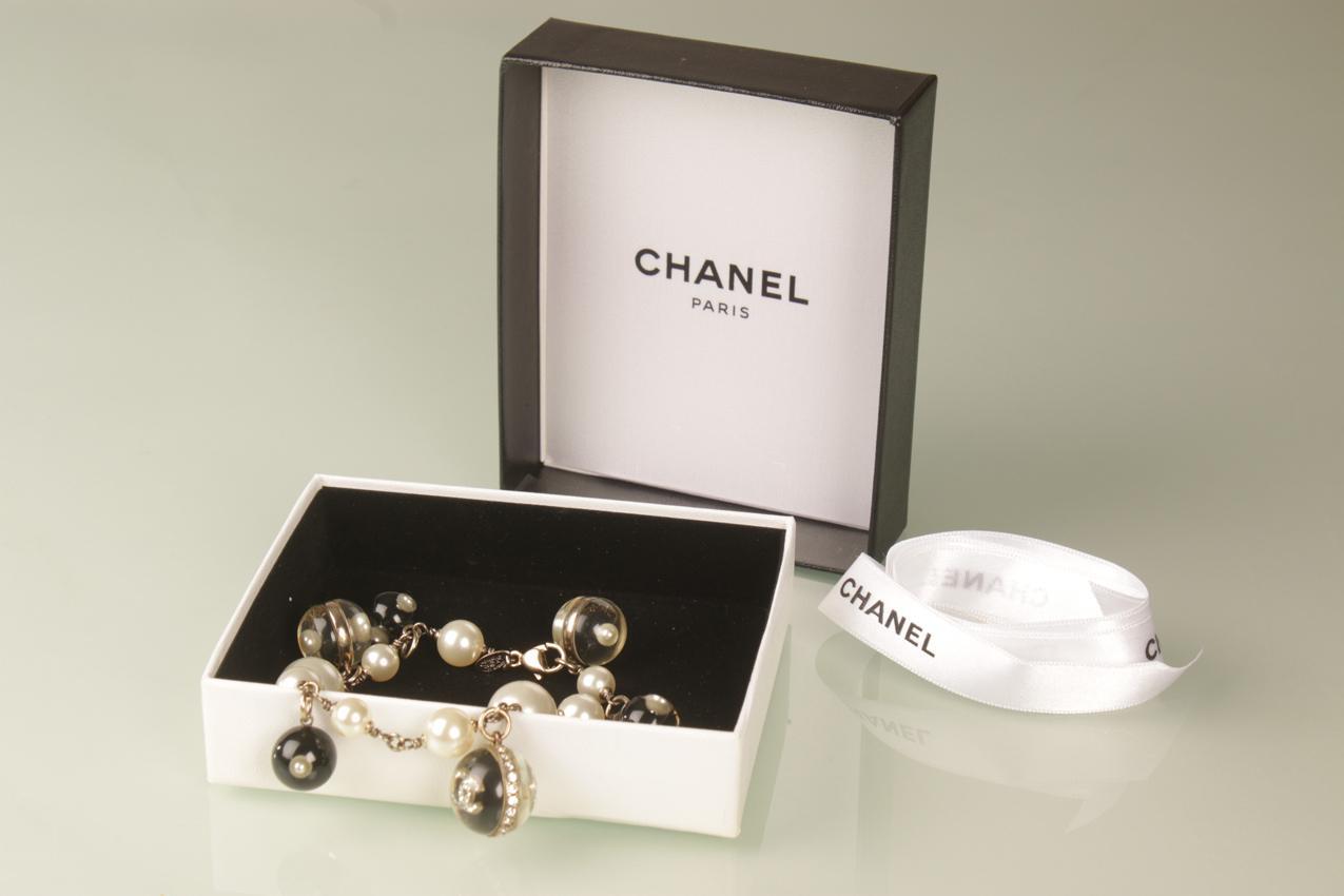Chanel mustavalkoinen helmikoristeinen rannekoru