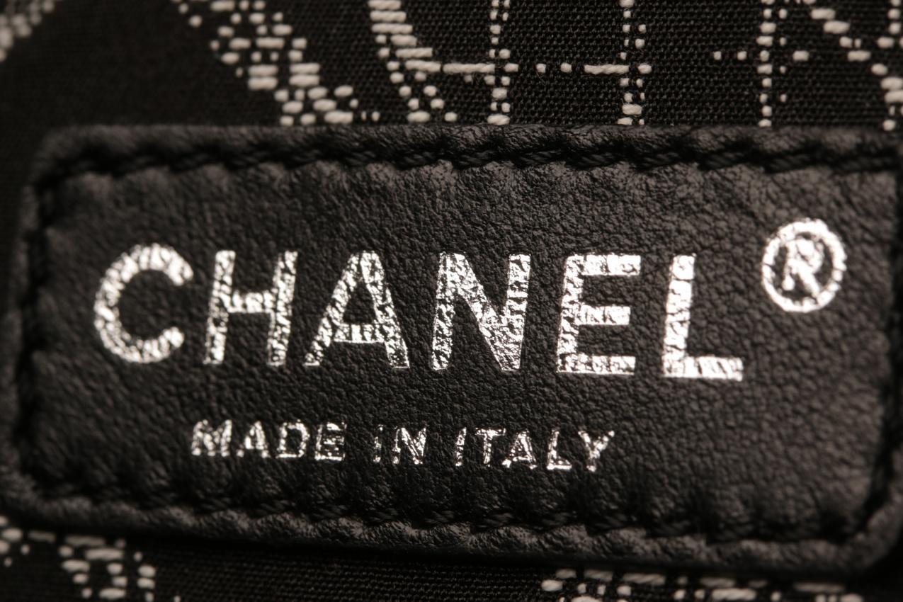 Chanel Medium Essential Rue Cambon musta nahkainen laukku - Image 18