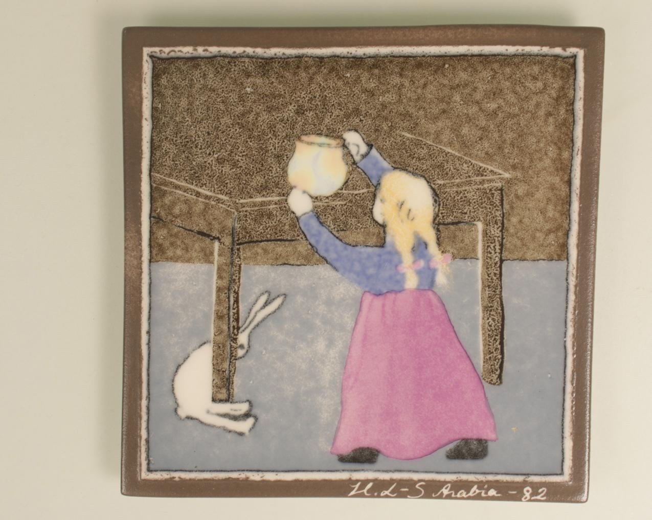 Vintage Arabia Heljä Liukko-Sundström pieni seinälautanen “Pikkutyttö ja jänis”