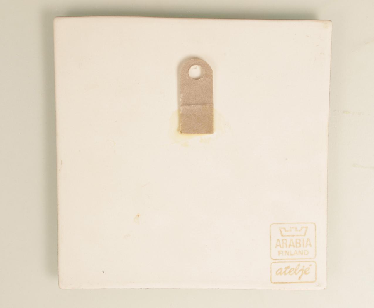 Vintage Arabia Heljä Liukko-Sundström pieni seinälautanen “Pikkutyttö ja jänis” - Image 3